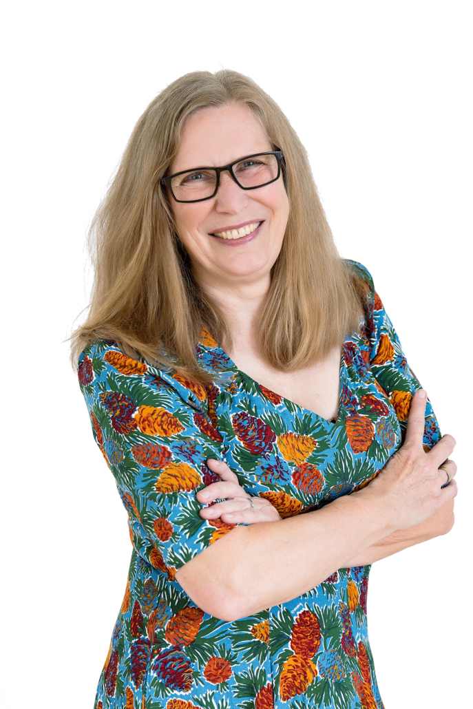 annette i kjole med kogler